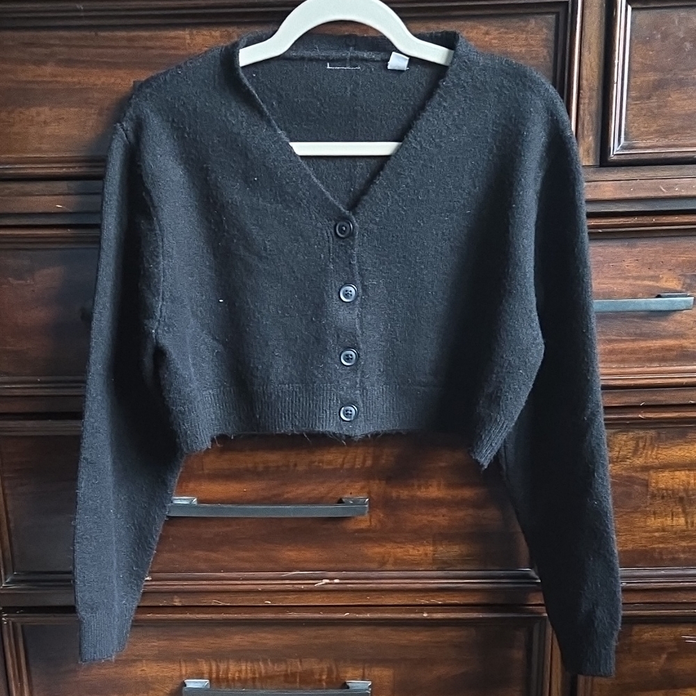 Women's Black Button-Up Cropped Cardigan